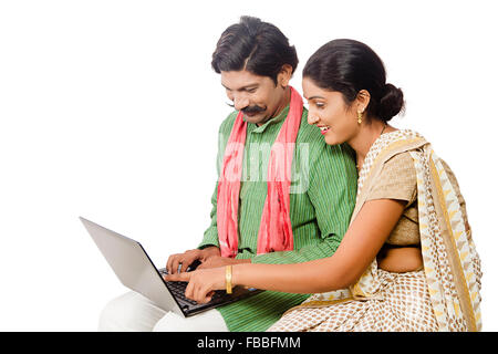 2 indische ländlichen verheiratet paar sitzt Laptop arbeiten Fingerzeig anzeigen Stockfoto