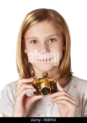 Mädchen-Fotograf mit Retro-Goldene Kamera isoliert auf weiss Stockfoto