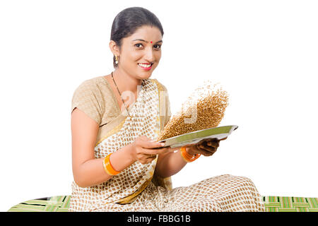 1 indische ländlichen Dorfbewohner Frau sitzt Charpai und Reinigung Weizen Stockfoto