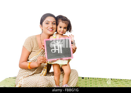 2 indische ländlichen Mutter und Kind Tochter Schiefer Bildungsausschuss Stockfoto