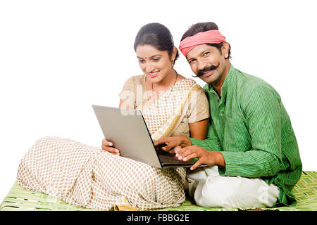 2 indische ländlichen verheiratet paar sitzt Charpai Laptop arbeiten Stockfoto