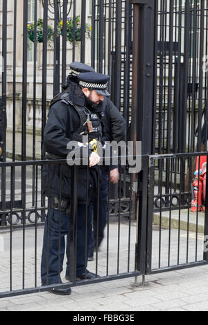 Bewaffnete Polizisten schließen die Tore in 10 Downing street Stockfoto