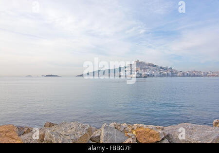 Dalt Vila auf Ibiza-Stadt Hügel über der Bucht in Ibiza, Balearen, Spanien an einem nebligen Wintermorgen. Stockfoto