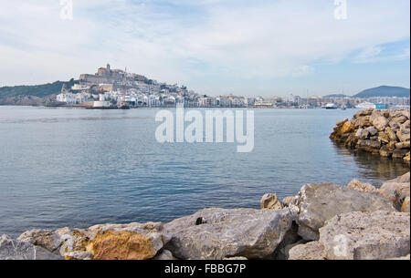 Dalt Vila auf Ibiza-Stadt Hügel über der Bucht in Ibiza, Balearen, Spanien an einem nebligen Wintermorgen. Stockfoto