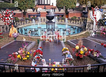 Elvis Presleys Grab im Garten Erinnerung in Graceland, der Heimat von Elvis Presley, Memphis, Tennessee, USA Stockfoto