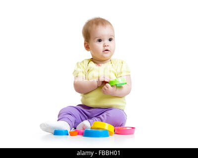 Lustige kleine Mädchen spielen mit Cup-Spielzeug Stockfoto