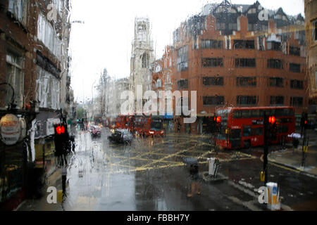 Regnerischen Blick auf Fleel Street, London, UK Stockfoto