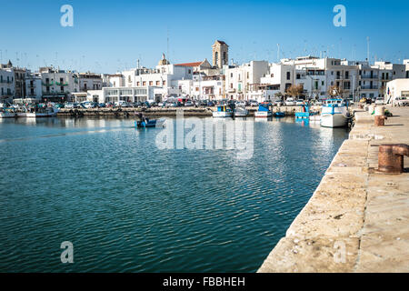 Blick auf einen schönen Fischerhafen in Mola di Bari, Apulien, Italien Stockfoto