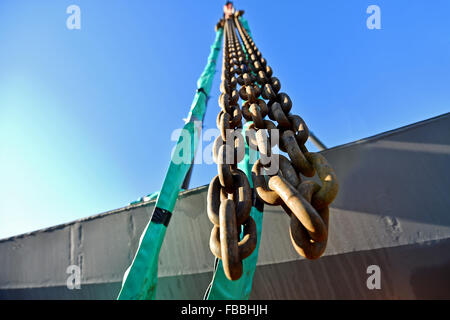 Schwere Industrie-Kette eingehakt auf einen Baukran Stockfoto