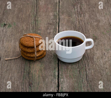 Tasse Kaffee und Verknüpfung von Haferflocken cookies Stockfoto