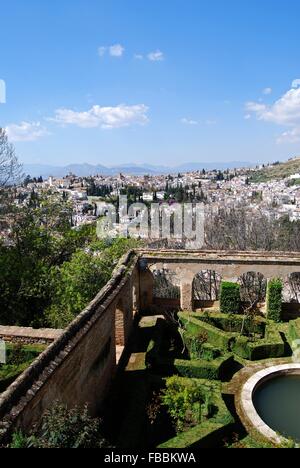 Blick auf Garten und Teil der Stadt von Norden Pavillon Fenster der Generalife Palast von Alhambra, Granada, Spanien. Stockfoto