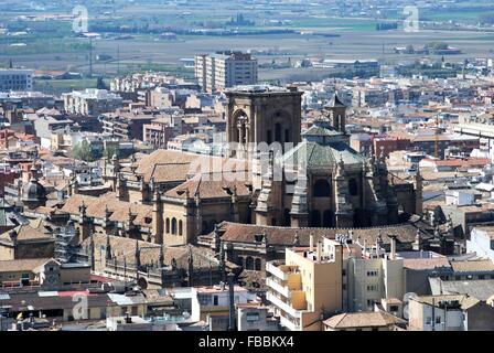 Erhöhten Blick auf die Kathedrale und dem Stadtzentrum entfernt, gesehen aus dem Palast von Alhambra, Granada, Provinz Granada, Andalusien, Spanien. Stockfoto