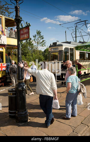 Großbritannien, England, Derbyshire, Crich, Straßenbahnmuseum, Passagiere warten am Straßenbahn Linie terminus Stockfoto