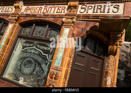 Großbritannien, England, Derbyshire, Crich, Straßenbahnmuseum, Red Lion Inn, dekorative Terrakotta geflieste Pub Fassade, Showell Brauerei Stockfoto