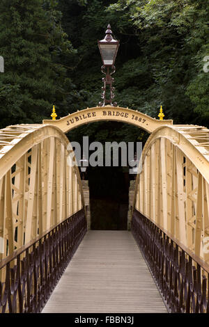 Großbritannien, England, Derbyshire, Matlock Bath, 1897-Jubiläum-Brücke über Fluss Derwent Fluss Liebhaber Walk Stockfoto