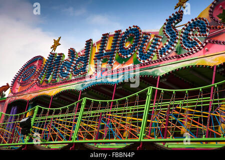 Großbritannien, England, Derbyshire, Matlock, Hall Leys Park, bunte Mad House-Kirmes-Attraktion Stockfoto