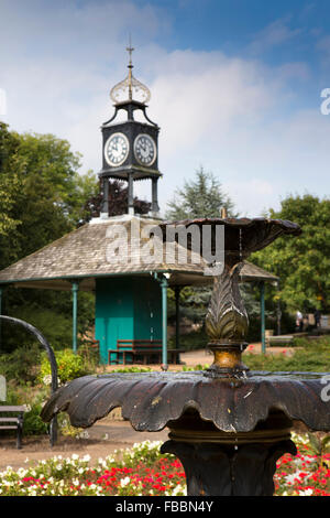 Großbritannien, England, Derbyshire, Matlock, Hall Leys Park, Gusseisen Brunnen unter alten Wartehäuschen floral Betten Stockfoto