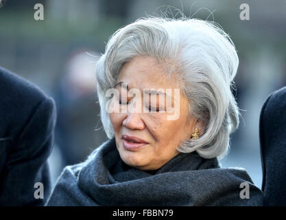 Leipzig, Deutschland. 14. Januar 2016. Vor Beginn der Gedenkfeier für Dirigenten Kurt Masur besucht seine Witwe Tomoko Masur Gedenkstätte "Felix Mendelssohn Bartholdy" in Leipzig, Deutschland, 14. Januar 2016. bei der Trauerfeier in der St. Thomas Church werden 450 geladene Gäste erwartet. Die Maestro starb am 19. Dezember 2015 im Alter von 88 in den USA. Bildnachweis: Dpa picture Alliance/Alamy Live News Stockfoto