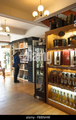 Innere des Whisky-Shop in Huntly, Aberdeenshire, Schottland. Stockfoto