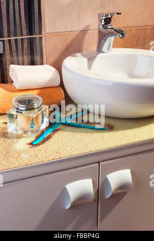 Detail des modernen Badezimmers in der Farbe orange mit Runde weiße Wanne Stockfoto