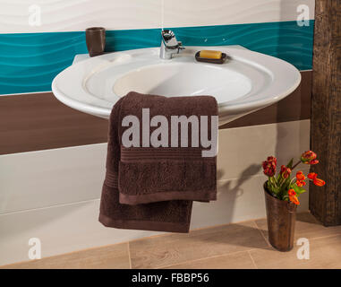 Waschbecken Sie in einem modernen Badezimmer mit weiche Handtücher Stockfoto