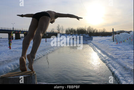 Größere Hinggan-Gebirge, Chinas Provinz Heilongjiang. 14. Januar 2016. Eine Eis-Schwimmerin springt in das eisige Wasser des Flusses Ganhe in größere Hinggan Berge Region Nordosten Chinas Provinz Heilongjiang, 14. Januar 2016. © Wang Qisheng/Xinhua/Alamy Live-Nachrichten Stockfoto