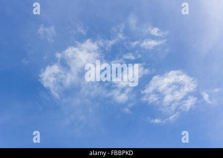 klarer blauen Himmel in den flauschigen Wolken Textur Stockfoto