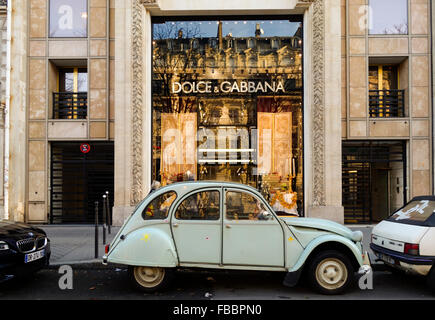 Luxus Dolce & Gabbana, Fashion Hauseingang mit Citroën 2CV geparkt vor, Paris, Frankreich. Stockfoto