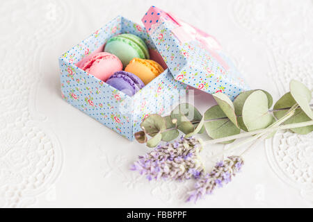 Luftbild bunte französische Macarons Vintage-Stil süßes Dessert Essen. Köstliche Keks Merinque aus Frankreich in Retro-Geschenkbox Stockfoto