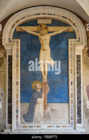 Florenz. Italien. Christus am Kreuz verehrt von St Dominic, (ca. 1442), Fresko von Fra Angelico, Museum von San Marco. Stockfoto