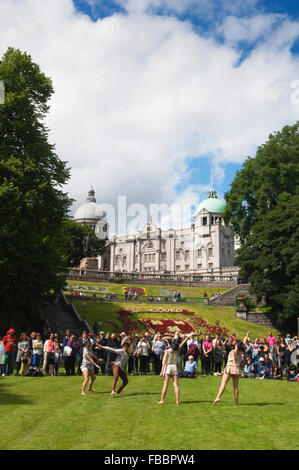 Darsteller in Union Terrace Gardens als Bestandteil der Aberdeen International Youth Festival. Stockfoto