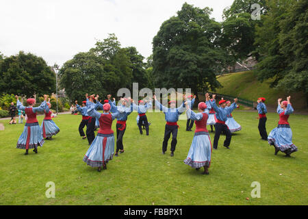 Darsteller in Union Terrace Gardens als Bestandteil der Aberdeen International Youth Festival. Stockfoto