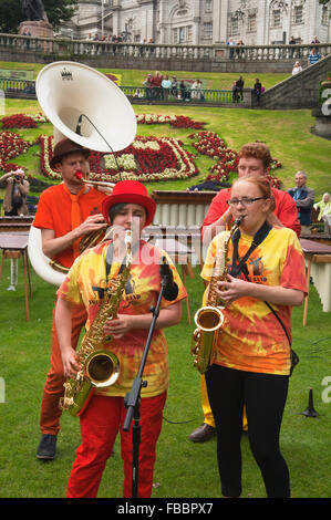 Darsteller in Union Terrace Gardens als Bestandteil der Aberdeen International Youth Festival. Stockfoto