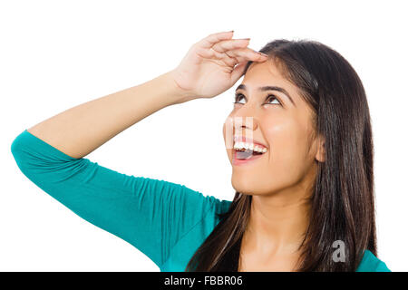 1 indische junge Frau Shielding Auge suchen Stockfoto