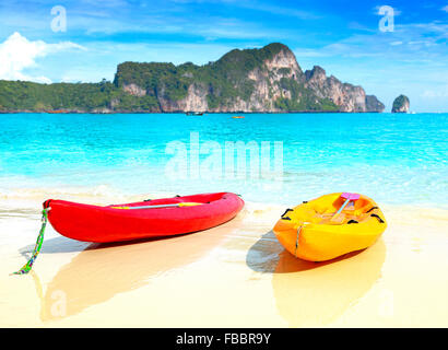 Zwei Kajaks an einem tropischen Strand, geringe Schärfentiefe, Sommer Urlaub Hintergrund. Stockfoto