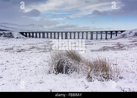 North Yorkshire, UK. 14. Januar 2016. Eine schneebedeckte Ribblehead-Viadukt auf Blea Moor, einem entlegenen Teil der Settle Carlisle Railway, wie in der aktuellen Fernsehserie Jericho zu sehen. Bildnachweis: Wayne HUTCHINSON/Alamy Live-Nachrichten Stockfoto