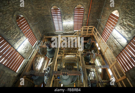 Ein Blick auf massive Kirchenglocken hängen von der Bell Tower Münster Kathedrale, auch bekannt als St. Paulus Dom (St.-Paulus-Dom), in Münster, Deutschland, 8. Januar 2016. Öffentliches Netzwerk Sender WDR ist seine Lautarchiv der Kirche Glocke läuten im Internet veröffentlichen. Die Glocke-Ringings umfasst des Klang von zahlreichen Kirchen rund um den Bundesstaat North Rhine-Westphalia, einschließlich der Glocke der Kathedrale Münster. Seit den späten 1940er Jahren wurde der WDR-Radiosender traditionellen Rundfunk den Klang der Kirchenglocken für Gottesdienste, die stattfindet am Sonntag und religiösen Stockfoto