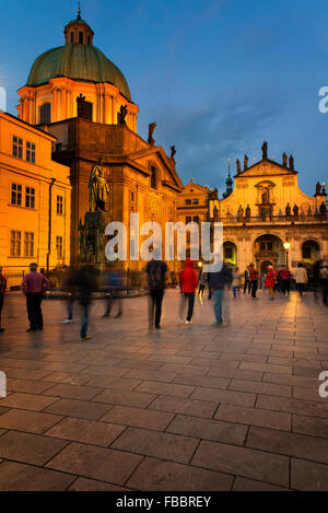 Kirche des Hl. Franziskus und Kirche des Heiligen Erlösers, Ritter des Kreuz Quadrat, Old Town, Prag, Tschechische Republik, Stockfoto