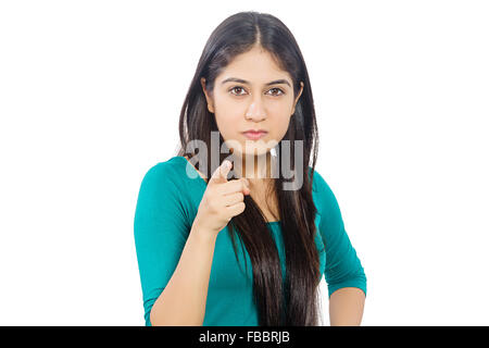 1 indische junge Frau Fingerzeig Kolleginnen Stockfoto