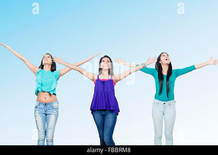 3 indische Junge Womans Freunde Arme ausgestreckt Himmel Vorfreude Stockfoto