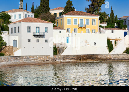 Traditionelle Häuser an der berühmten Agios Nikolaos auf der Insel Spetses, Griechenland Stockfoto