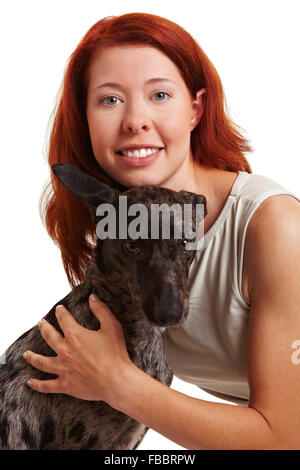 Porträt einer glücklichen Frau mit ihrem jungen Hund Stockfoto