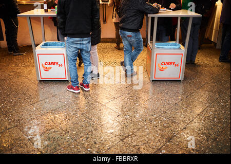 Berlin. 13. Januar 2016. Das Curry 36 Restaurant befindet sich im Stadtteil Kreuzberg am 13. Januar 2016 in Berlin. Currywurst, eine Berliner Straße Foodstalls Spezialität ist ein gebratenes Schweinefleisch Wurst schneiden Sie in Scheiben in Ketchup, Curry und Tomaten Konzentrat ertrunken. Foto: picture Alliance/Dpa/Alamy Live News Stockfoto