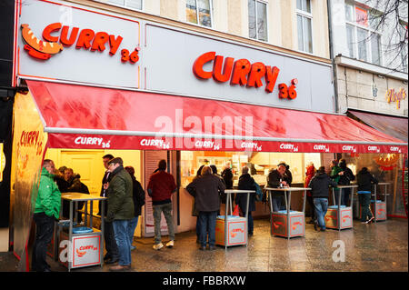 Berlin. 13. Januar 2016. Das Curry 36 Restaurant befindet sich im Stadtteil Kreuzberg am 13. Januar 2016 in Berlin. Currywurst, eine Berliner Straße Foodstalls Spezialität ist ein gebratenes Schweinefleisch Wurst schneiden Sie in Scheiben in Ketchup, Curry und Tomaten Konzentrat ertrunken. Foto: picture Alliance/Dpa/Alamy Live News Stockfoto