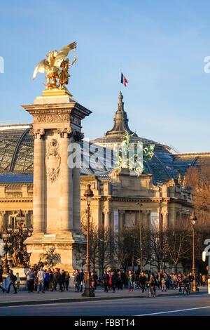 Vergoldete "Berühmtheiten" Skulpturen, Pont Alexandre III, Bogenbrücke mit Grand Palais hinter, Paris, Frankreich. Stockfoto