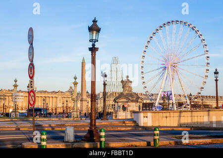 Place De La Concorde mit dem Obelisken von Luxor und Riesenrad, Paris, Frankreich. Stockfoto