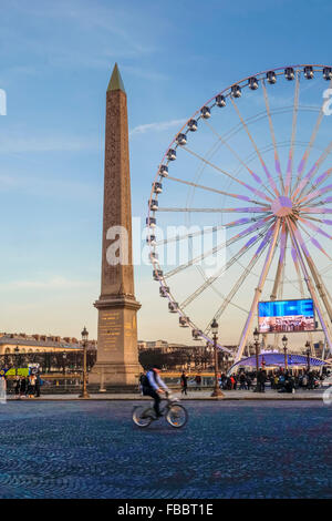 Der Obelisk von Luxor mit Ferris wheel als nächstes auf dem Place De La Concorde, Paris, Frankreich. Stockfoto