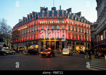 Grand Hotel du Louvre am Place du Palais-Royal, in Paris bei Sonnenuntergang. Ile-de-France, Paris, Frankreich. Stockfoto