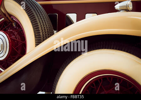 Seitenansicht des alten Retro-Oldtimer-einschließlich klassische Reifen Stockfoto