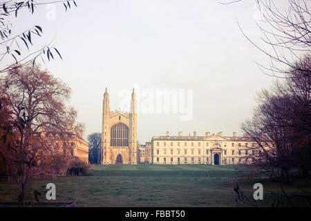 Blick über Felder, Kings College Cambridge University im dunstigen Sonnenlicht am frühen Abend Stockfoto